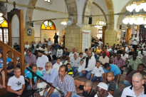  بالفيديو: جموع غفيرة من أهالي مدينة يافا يؤدون صلاة العيد في مسجد حسن بك